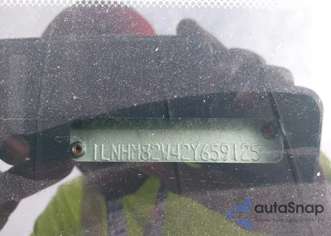 2002 Lincoln Town Car Signature z USA, uszkodzony, nr VIN 1LNHM82W42Y659125